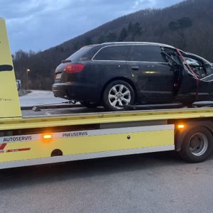 Poškodené Audi po dopravnej nehode. Odťah naspäť na Slovensko